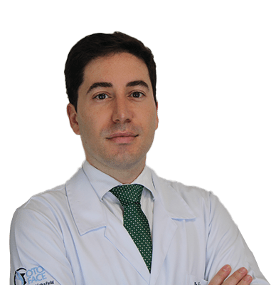 Clinica-de-Cirugia-Estetica-Cantabria-CCM-Dr-Perez-Villar-Cirujano-Facial Primer plano, Dr Pérez Villar, especialista en rinoplastia ultrasónica en Santander