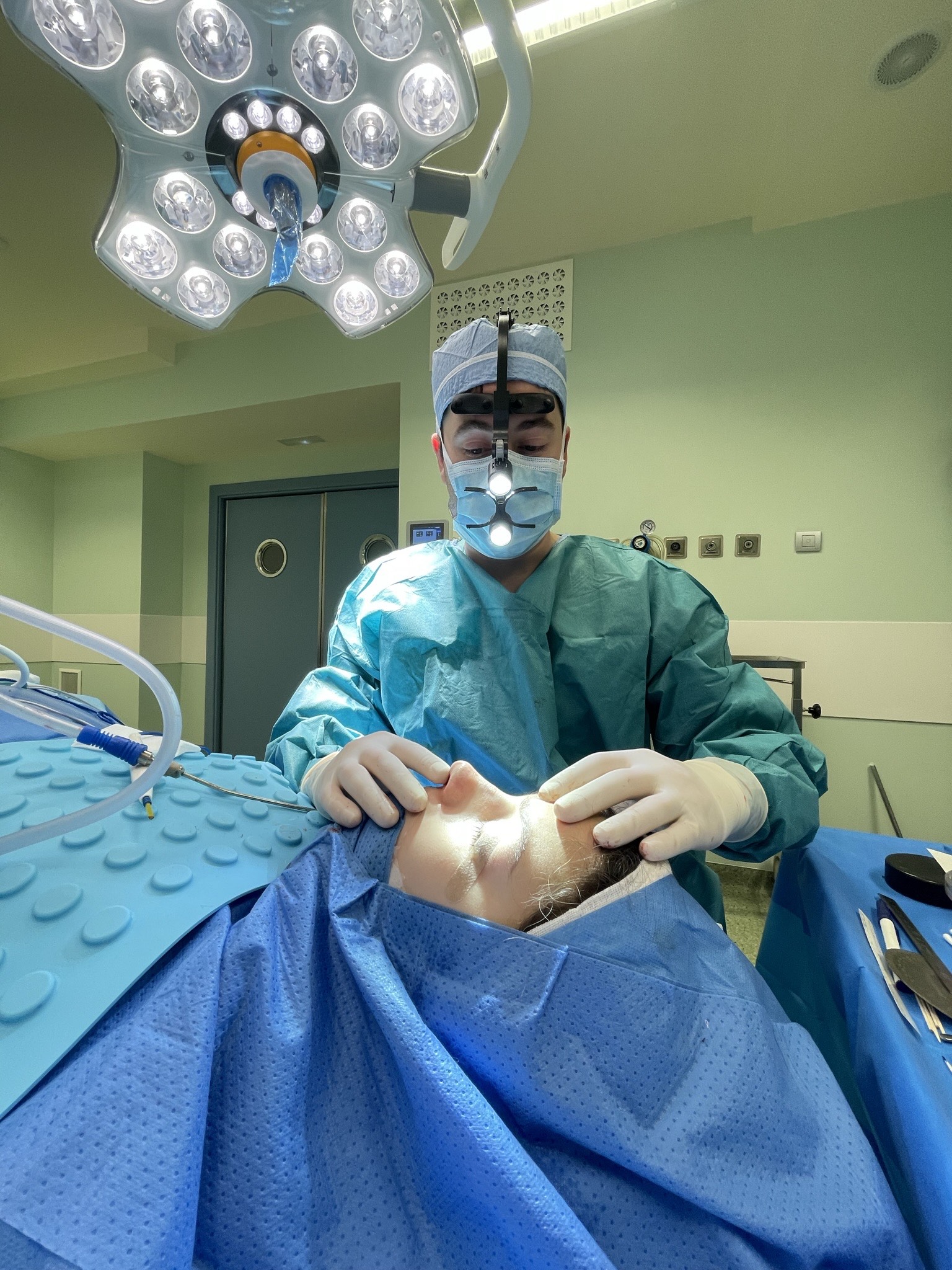Dr. Álvaro Pérez Villar en quirófano rinoplastia ultrasónica Santander