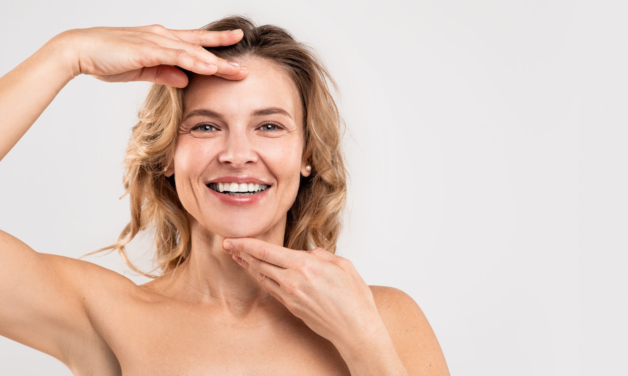 Joven sonriente. Imagen de archivo para ilustrar un artículo sobre los tratamientos de medicina estética facial para prevenir el envejecimiento